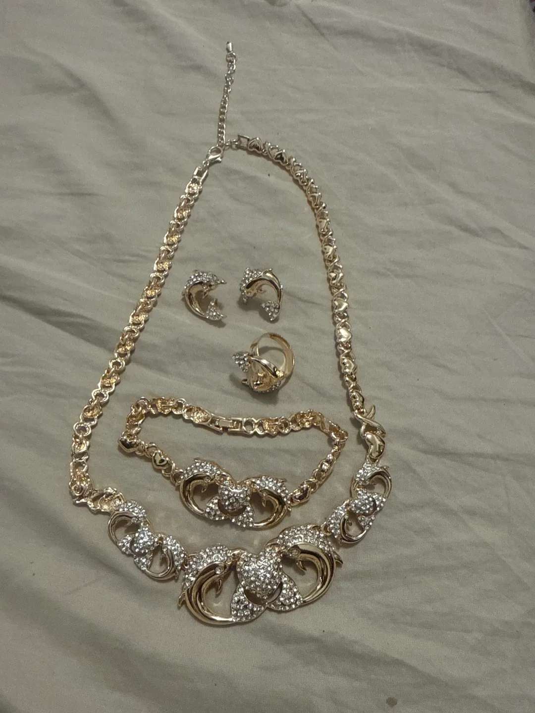 Gold-toned Jewellery Set image indicator(2)