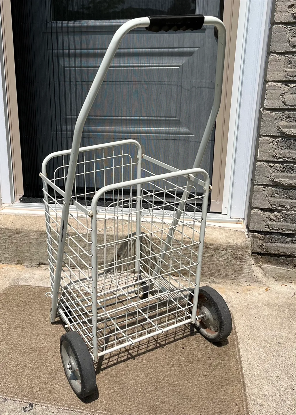 White Metal Shopping Cart image indicator(4)