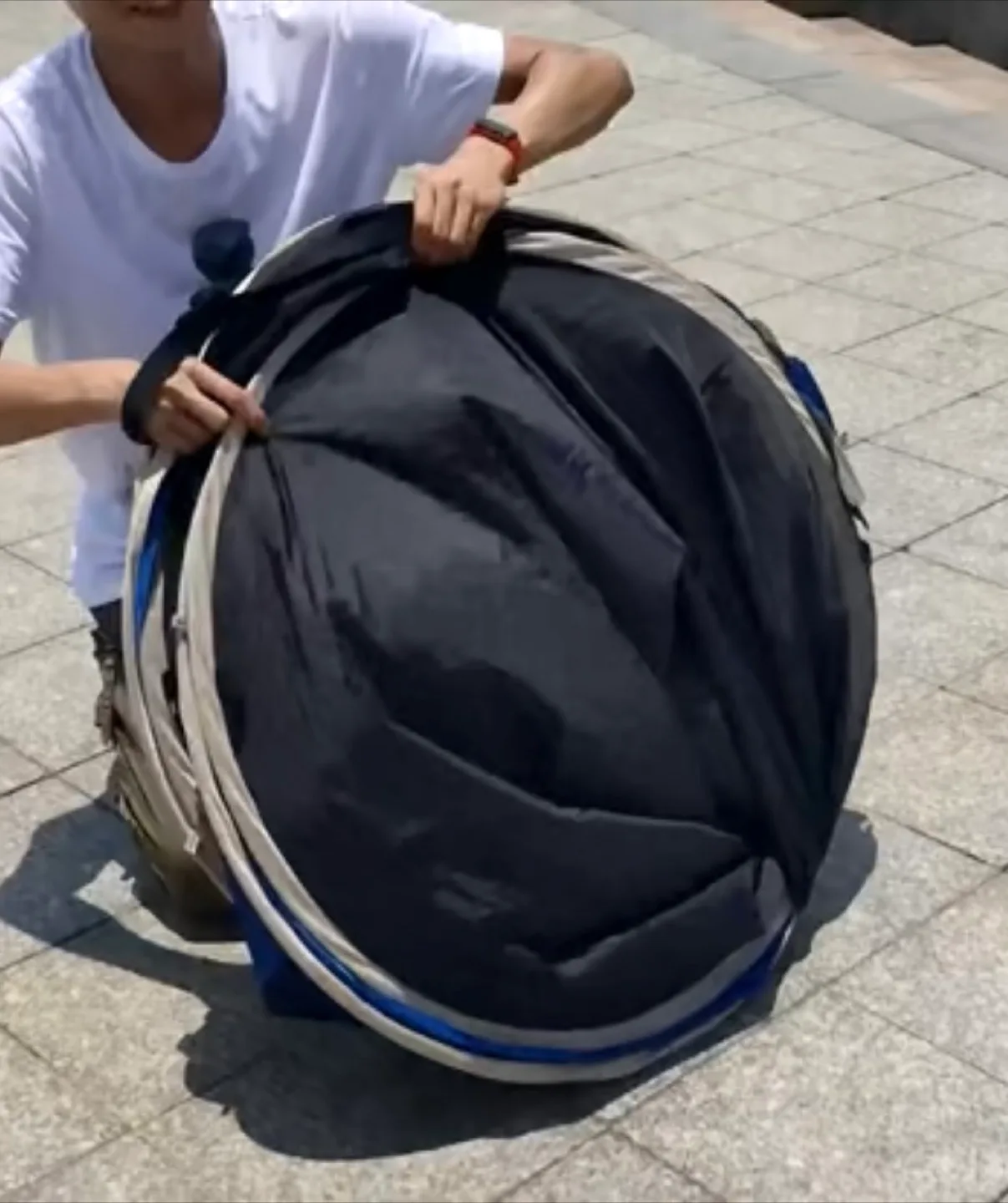 ***Moving Sale*** Easy Pop Up Tent (2-4 People size) image indicator(4)