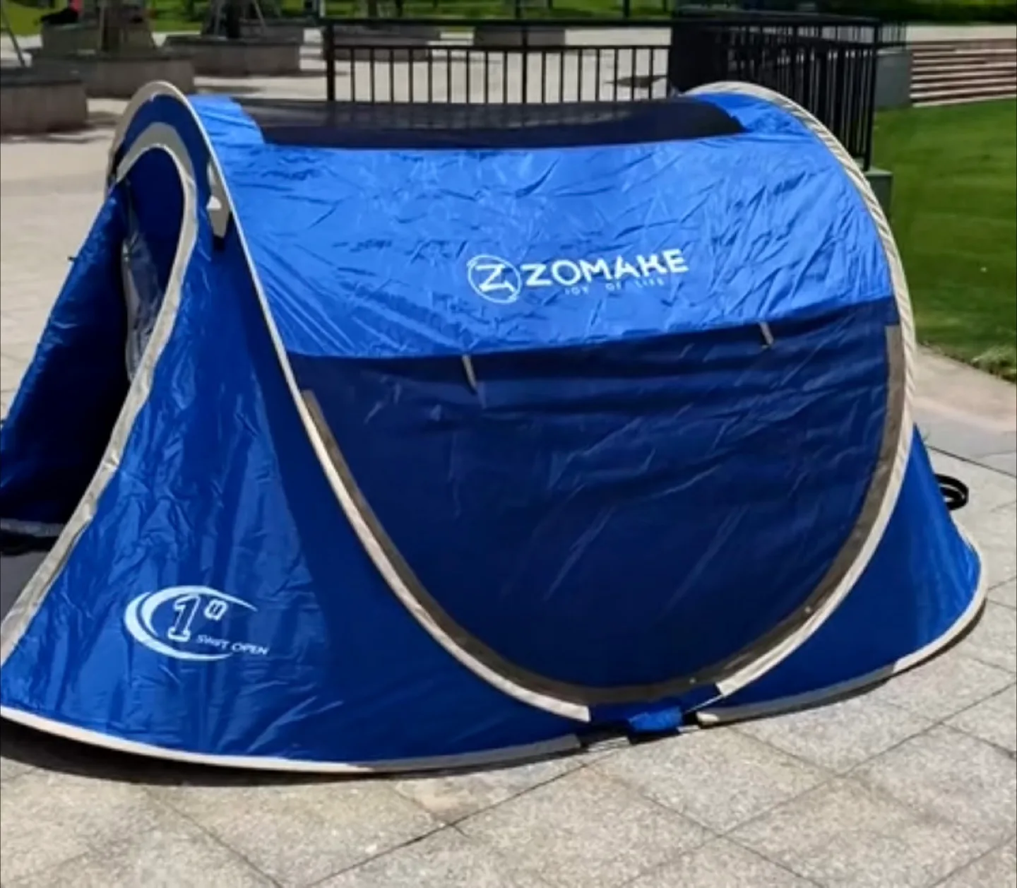 ***Moving Sale*** Easy Pop Up Tent (2-4 People size) image indicator(2)