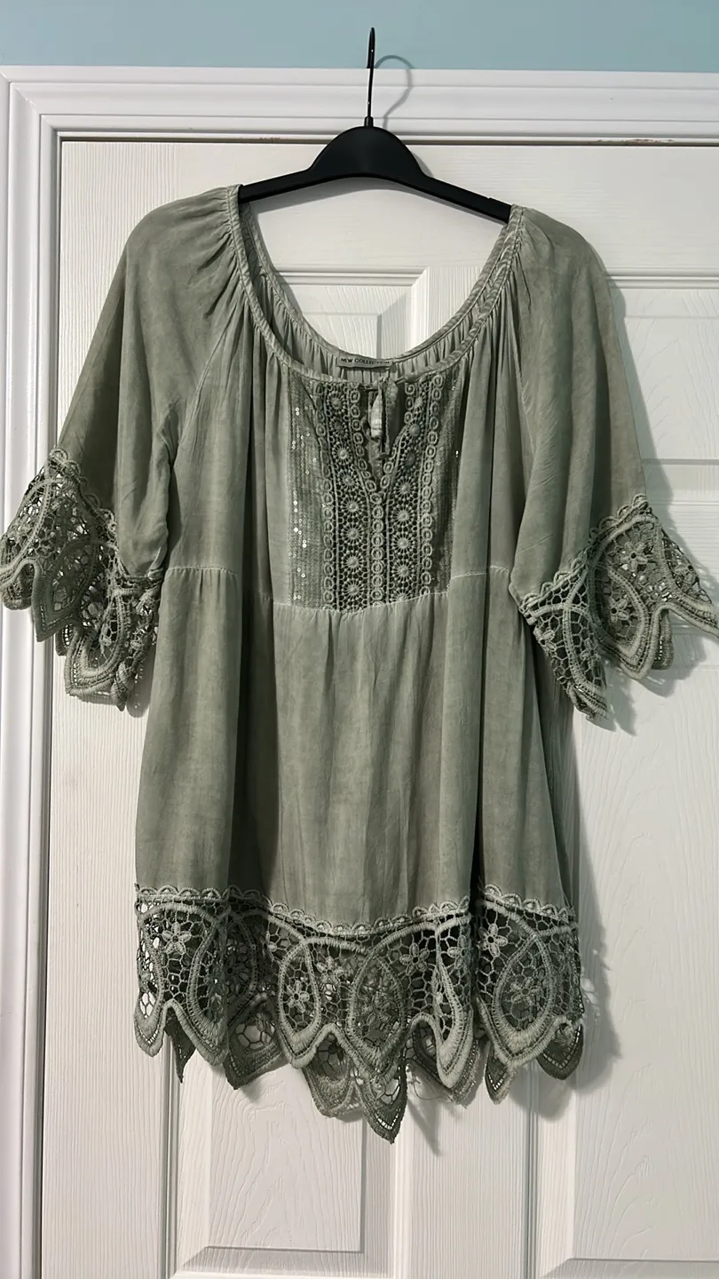 Beautiful top with lace details thumbnail