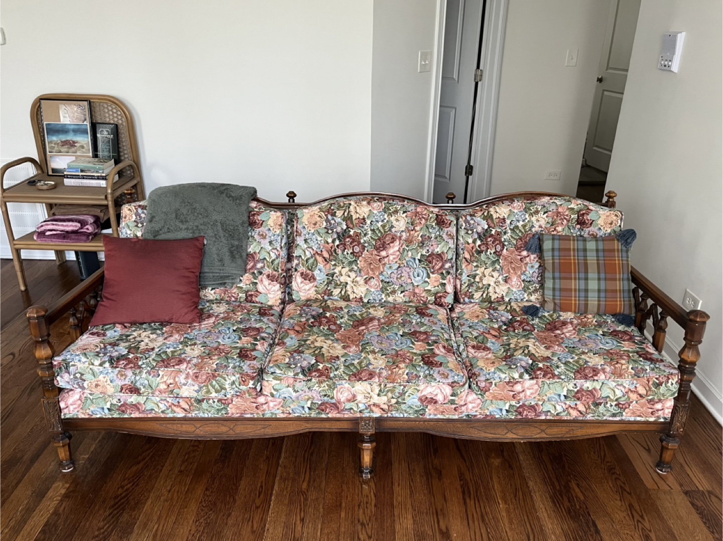 Vintage solid wood frame sofa with floral pattern tapestry