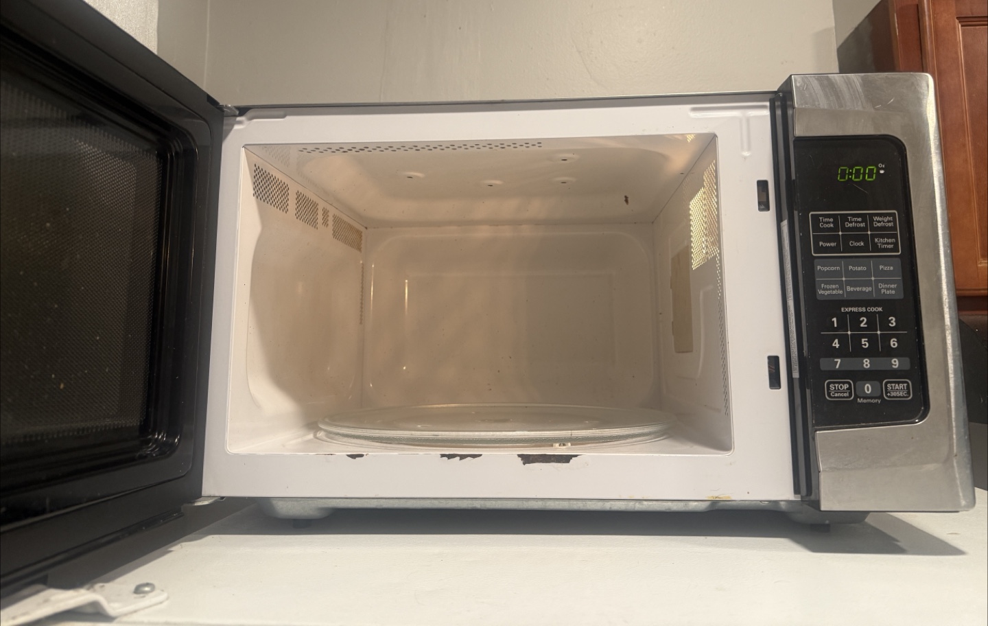 Magic Chef Microwave Oven - photo 3