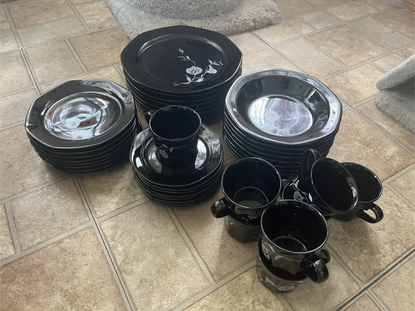 Elegant Black Dish Set with Floral Accent - photo 2