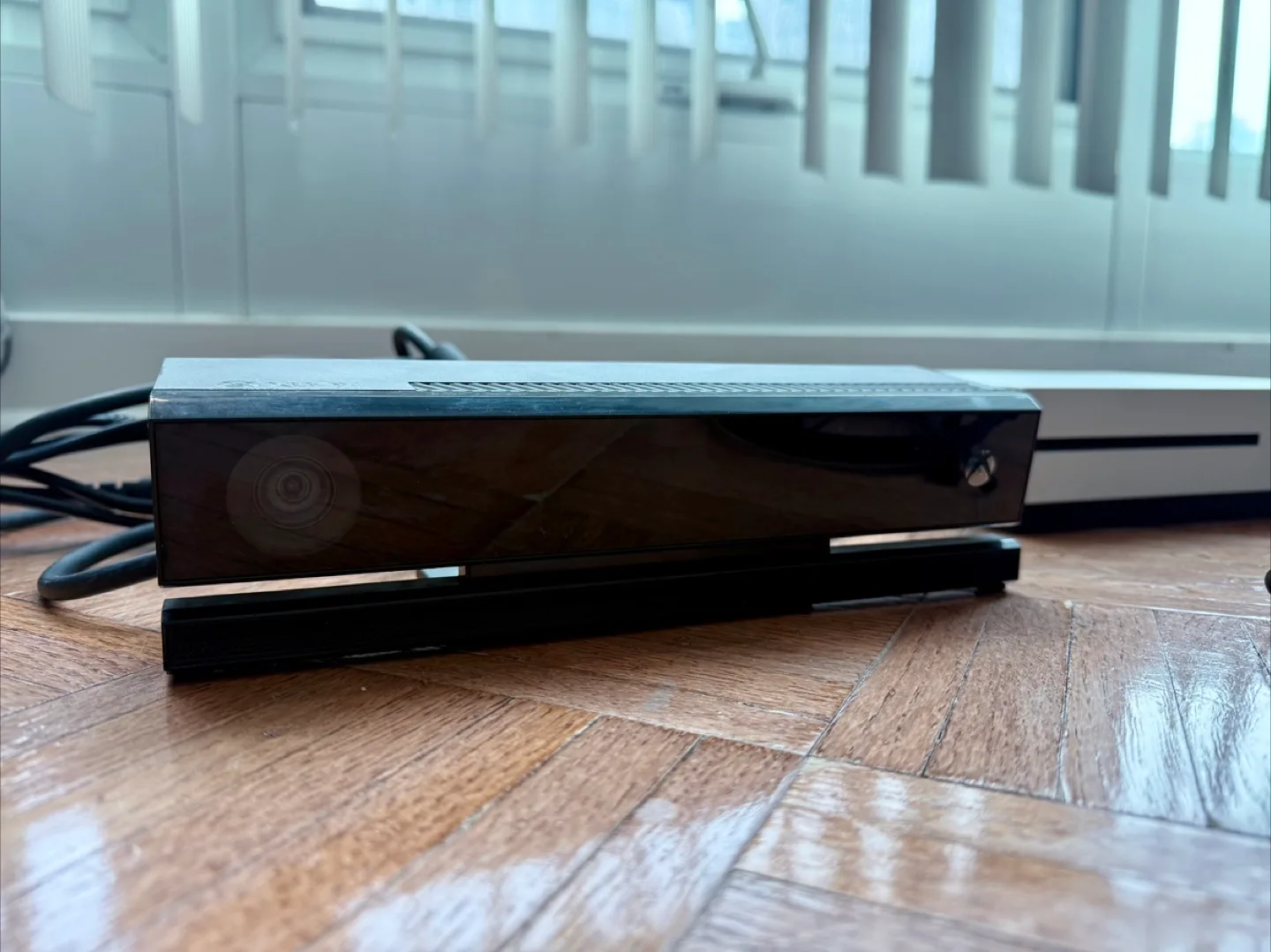 Xbox One S Console Bundle with Games and Kinect image indicator(3)