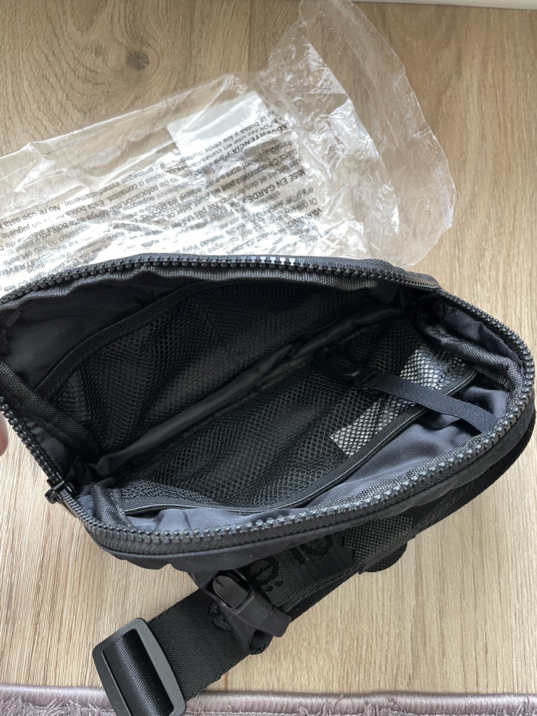 LIKE NEW Lole Belt Bag 1L Black - photo 3