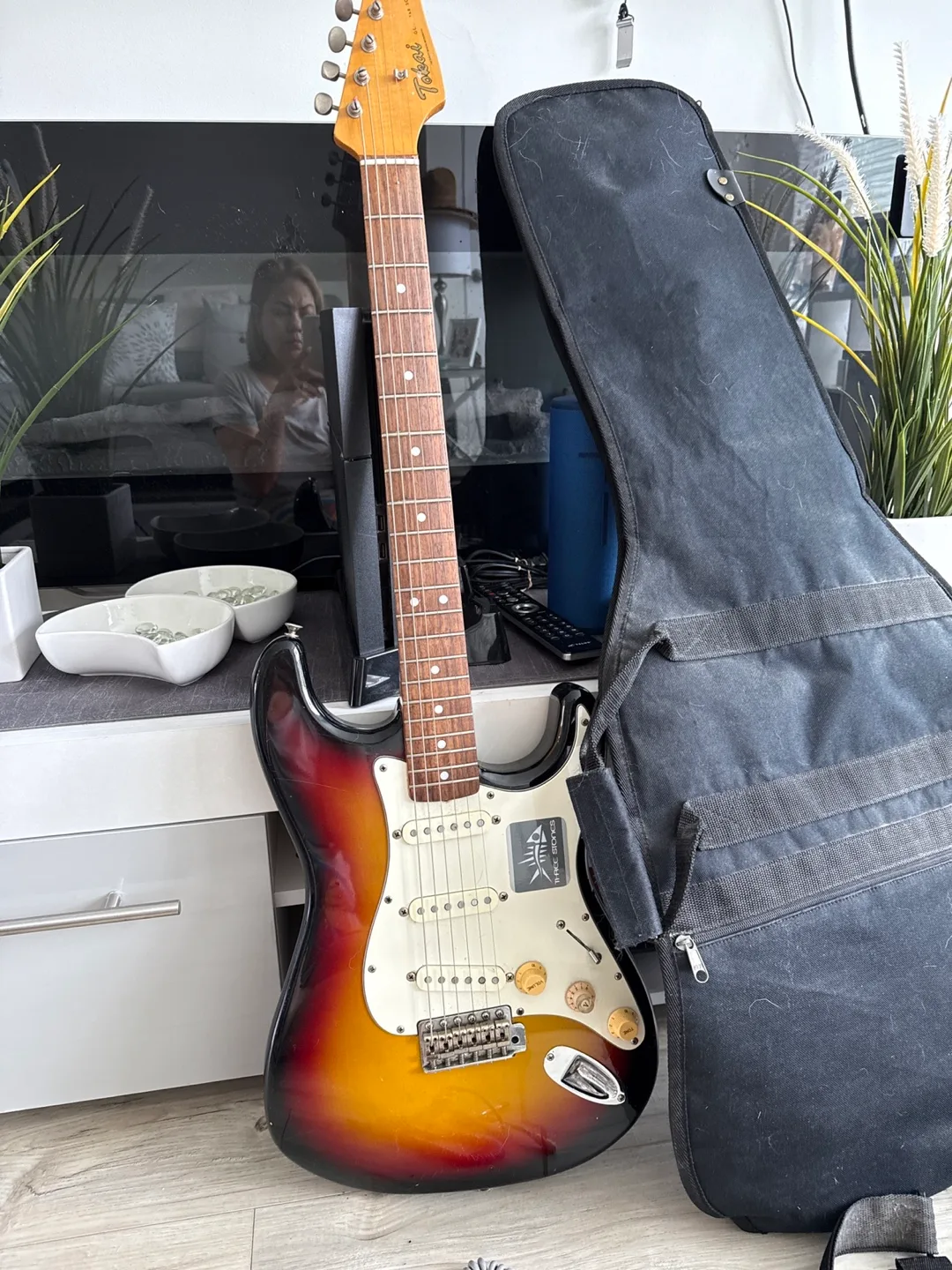 Fender Stratocaster Electric Guitar with Case thumbnail