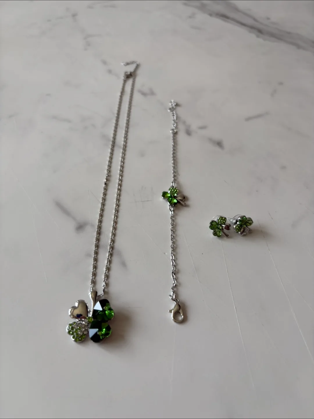 Green Clover Jewelry Set – Necklace, Bracelet & Earrings image indicator(2)