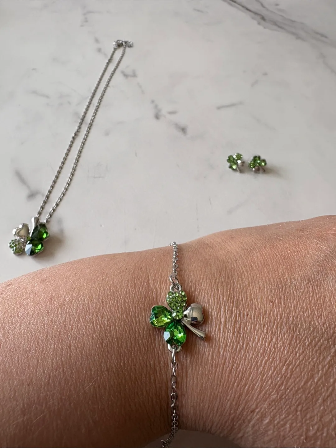 Green Clover Jewelry Set – Necklace, Bracelet & Earrings image indicator(4)