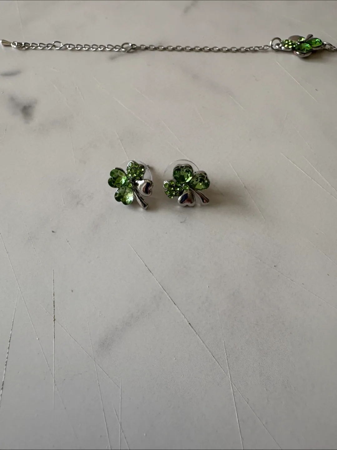 Green Clover Jewelry Set – Necklace, Bracelet & Earrings image indicator(7)