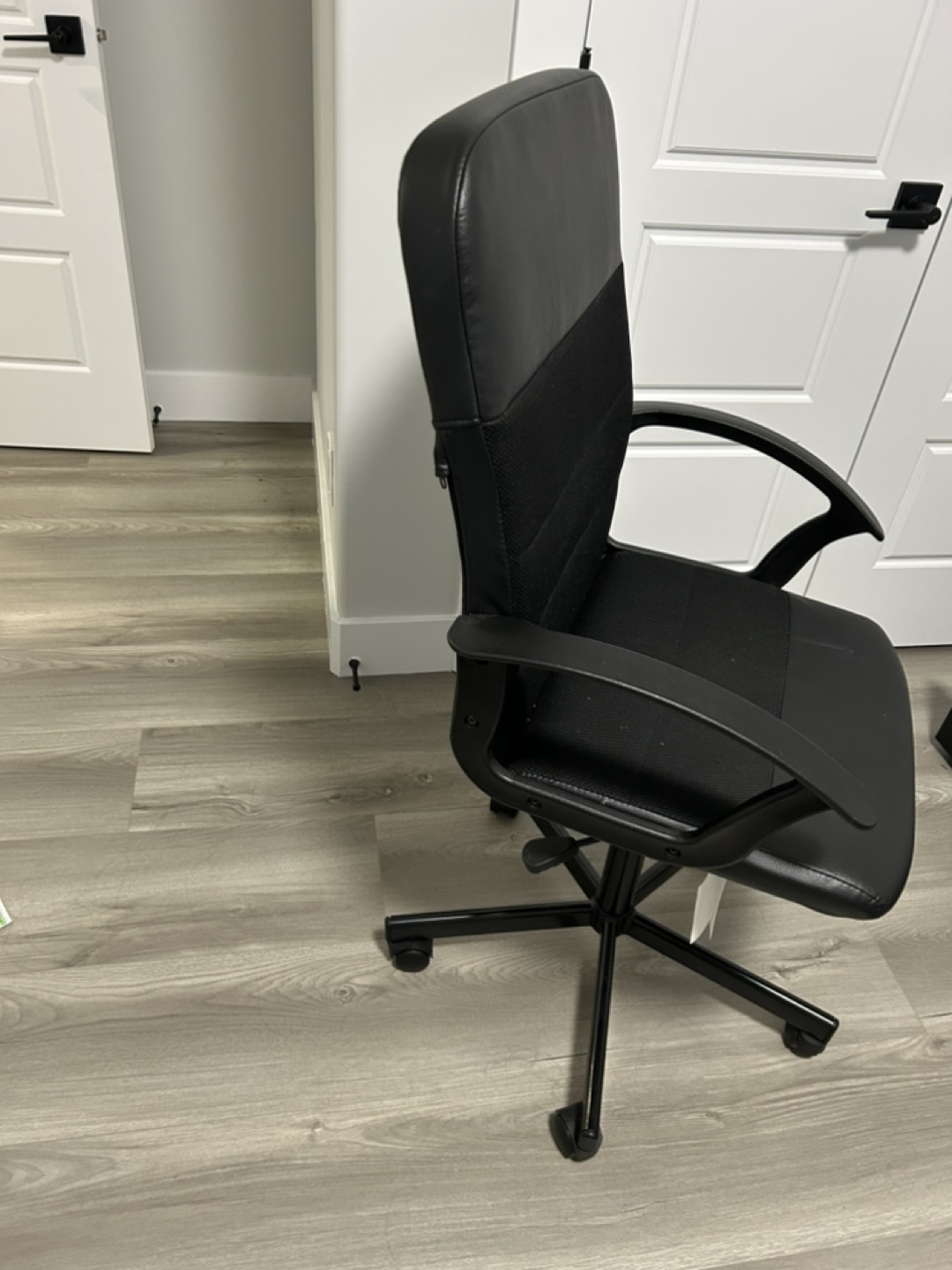 Black Office Chair - photo 2