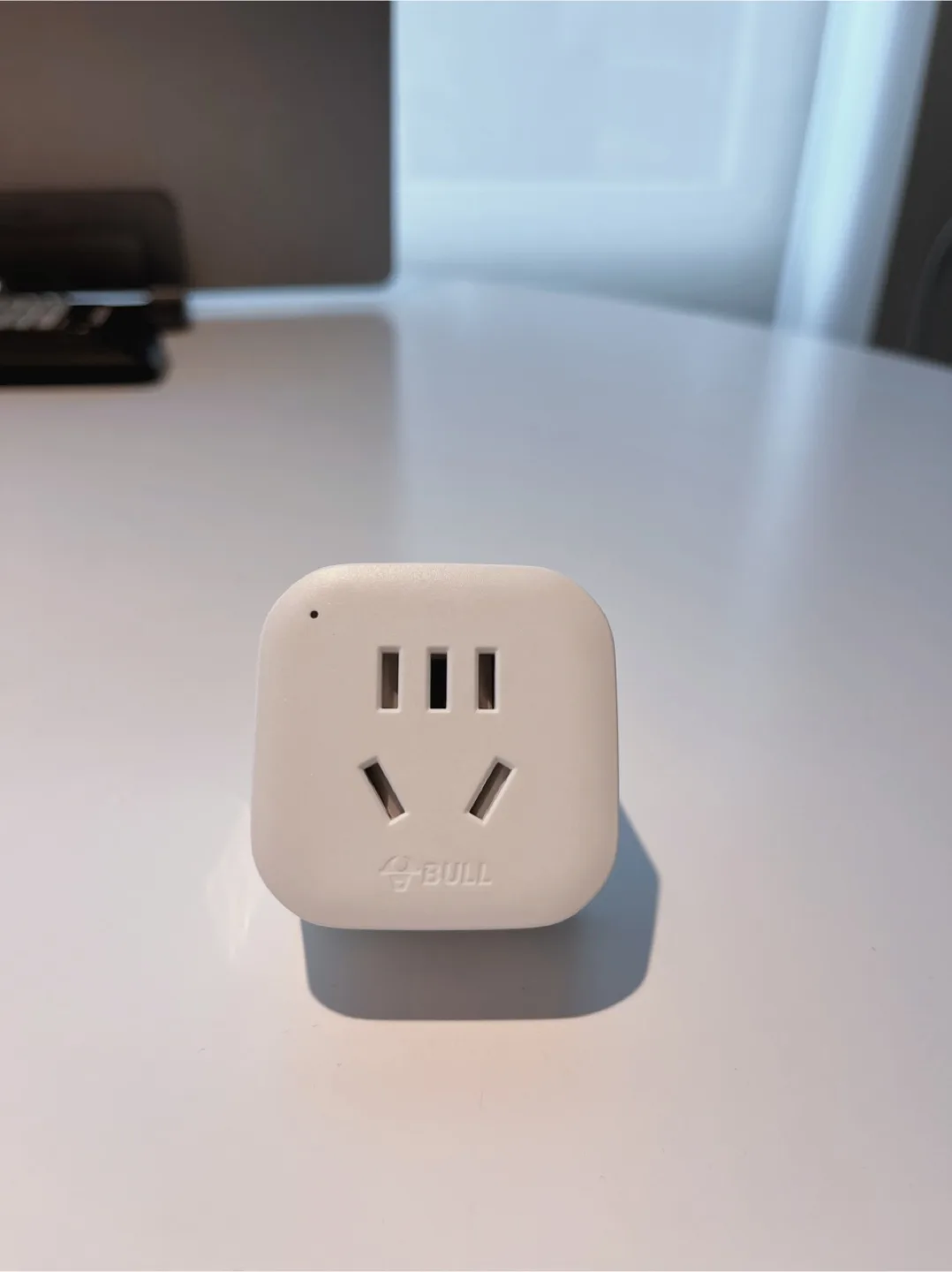 UK to universal travel adapter thumbnail