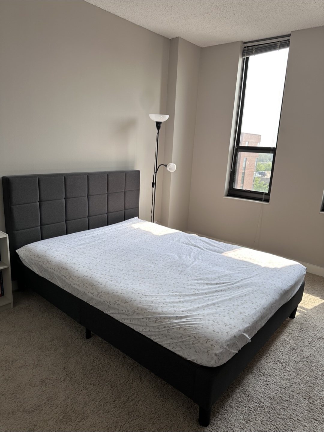 Queen size bed with headboard - photo 2