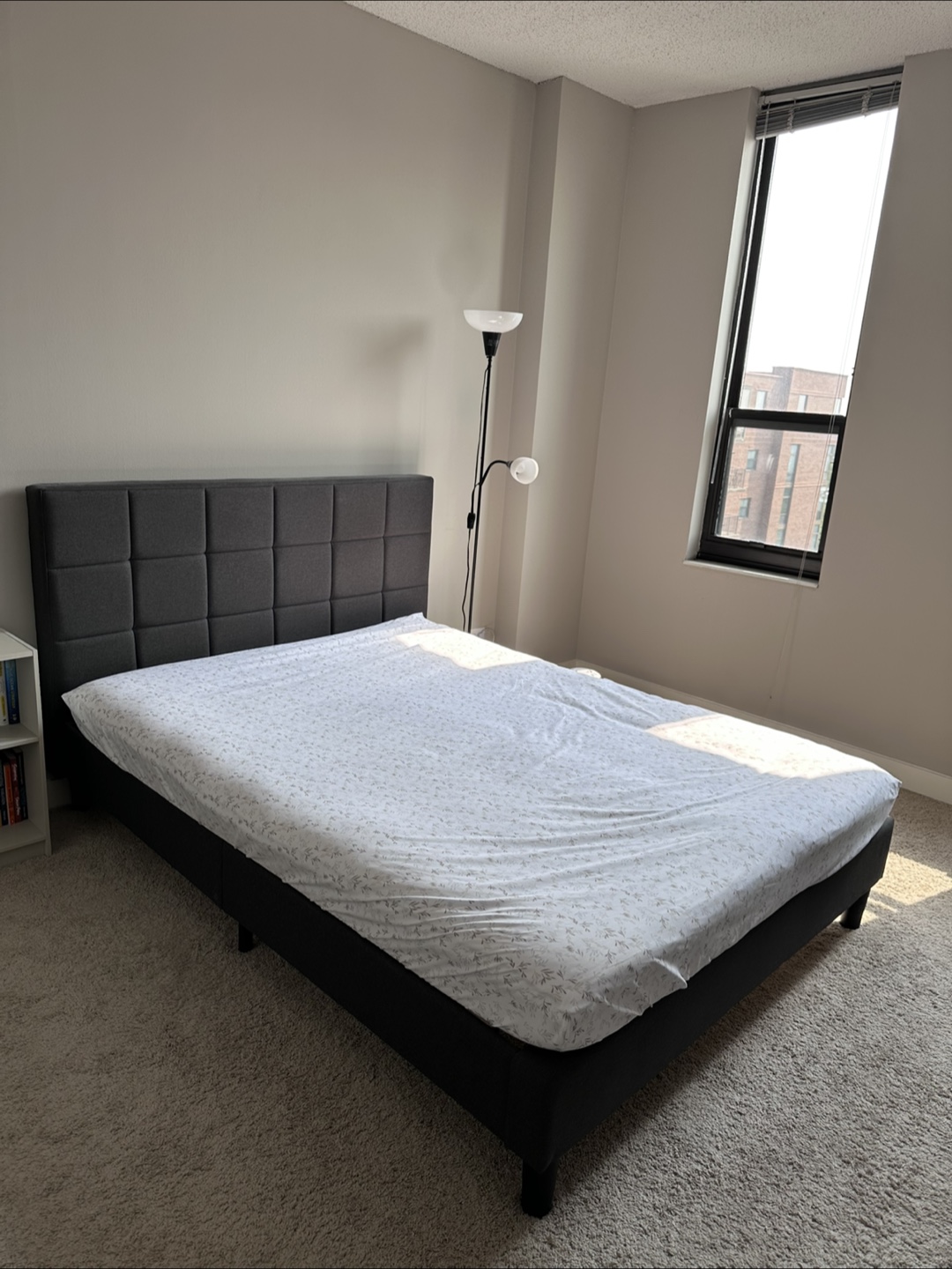 Queen size bed with headboard - photo 3