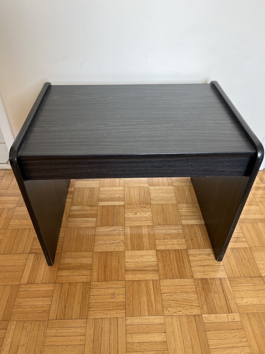 Dark brown/black Wood table