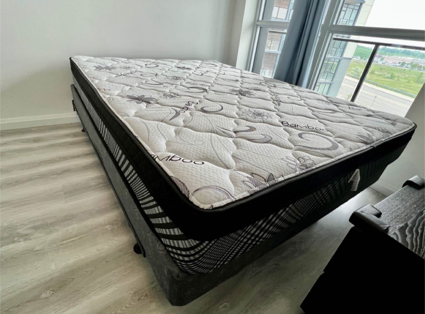 Queen Bed + Mattress + Metal Frame - Excellent Condition - photo 4