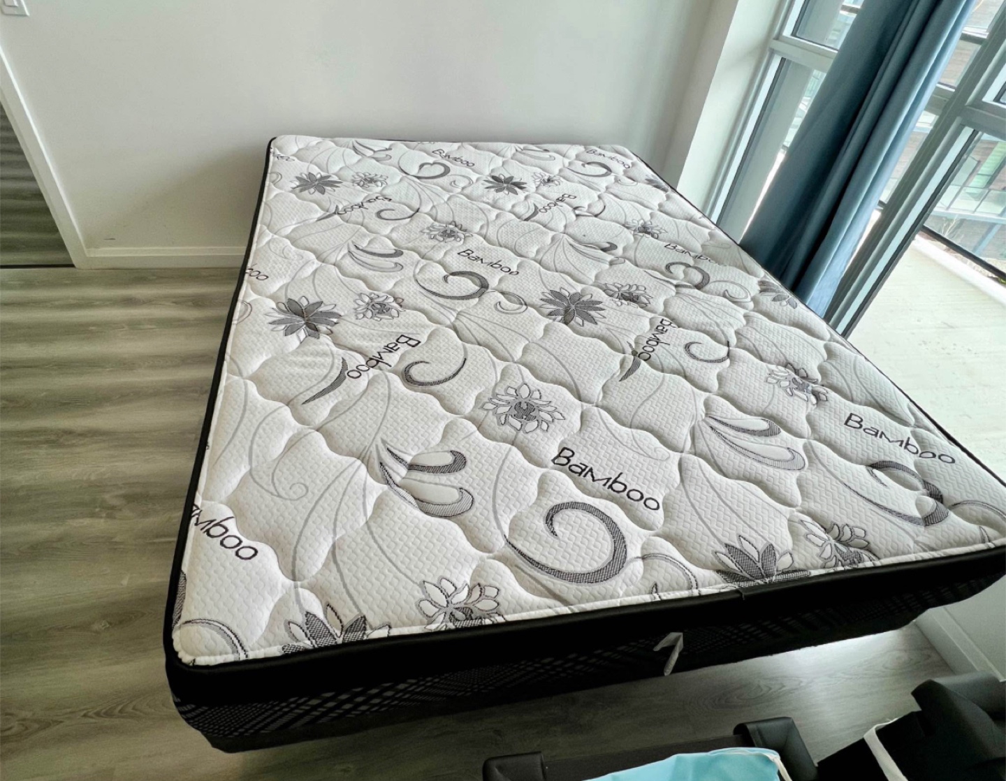 Queen Bed + Mattress + Metal Frame - Excellent Condition - photo 2