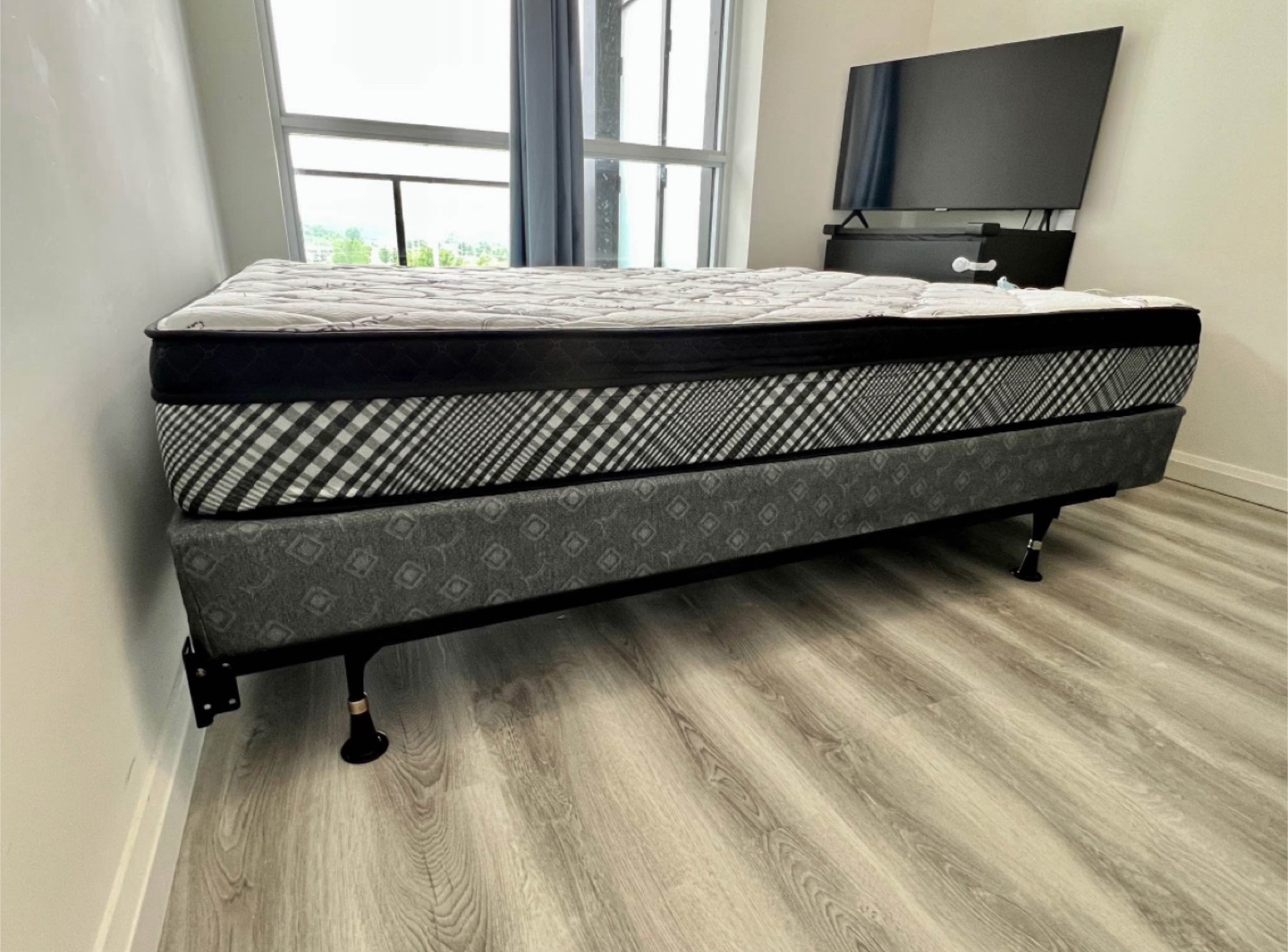Queen Bed + Mattress + Metal Frame - Excellent Condition - photo 3