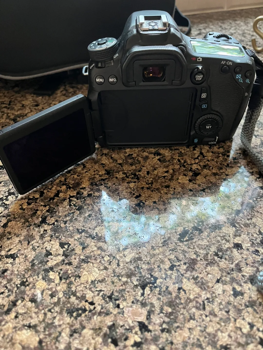 Canon EOS 70D DSLR Bundle – Complete Photography Kit image indicator(8)