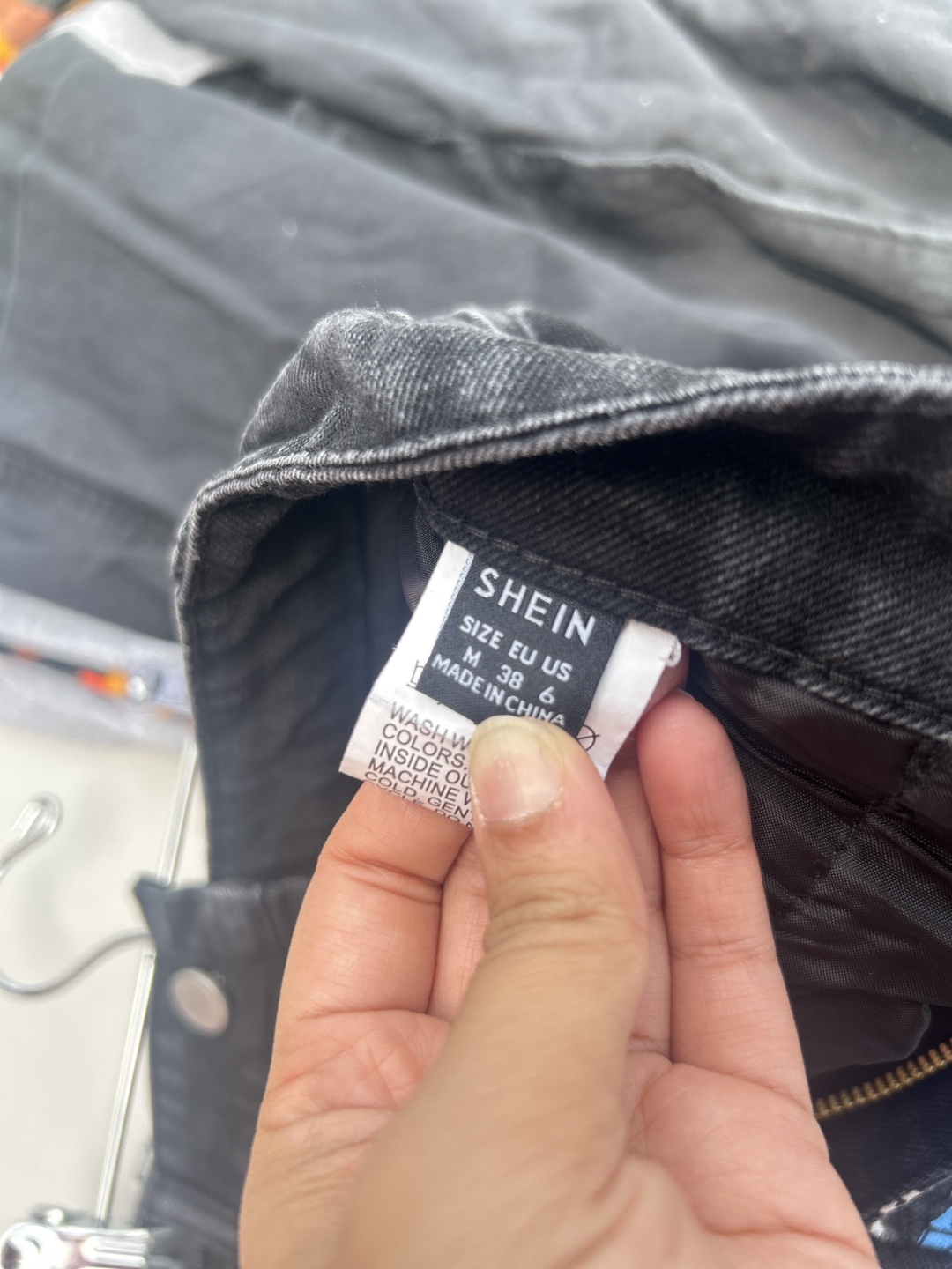 Shein Black Denim Jeans with Graphic Art - photo 2