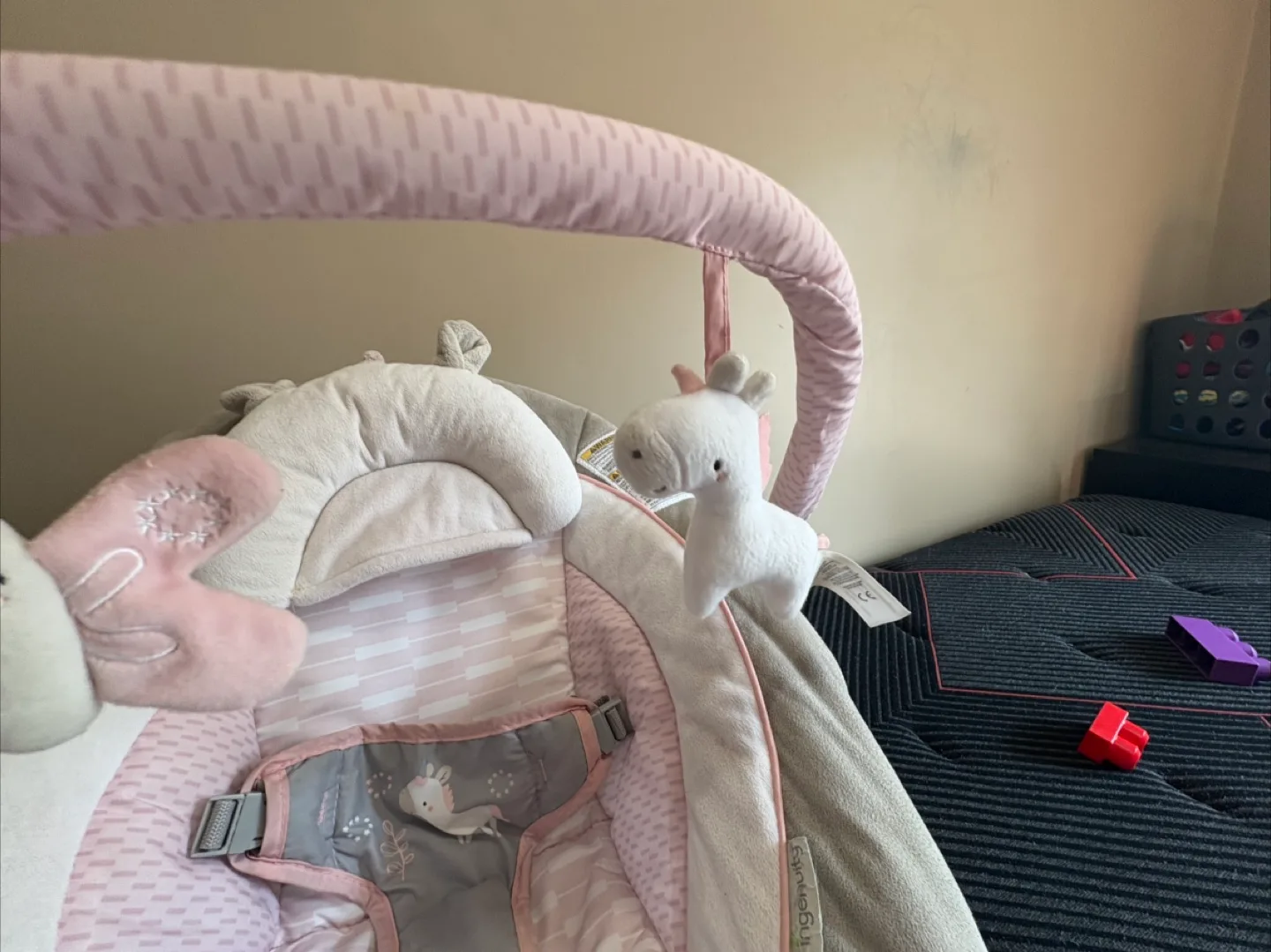 Ingenuity Soothing Baby Bouncer Infant Seat with Vibrations image indicator(4)