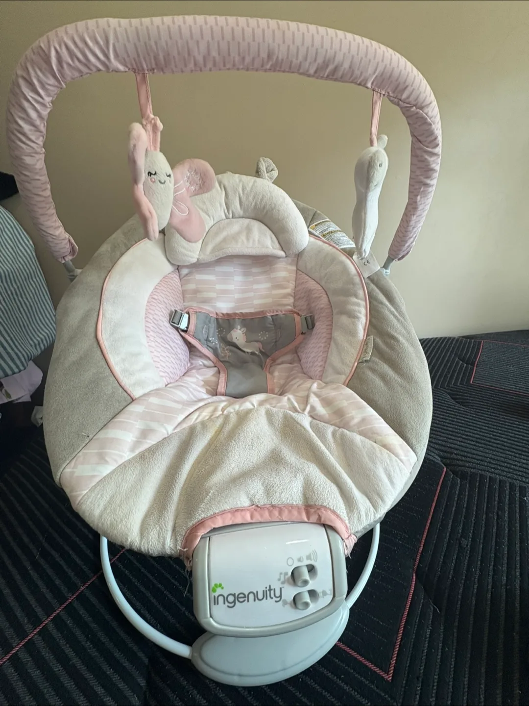 Ingenuity Soothing Baby Bouncer Infant Seat with Vibrations image indicator(2)