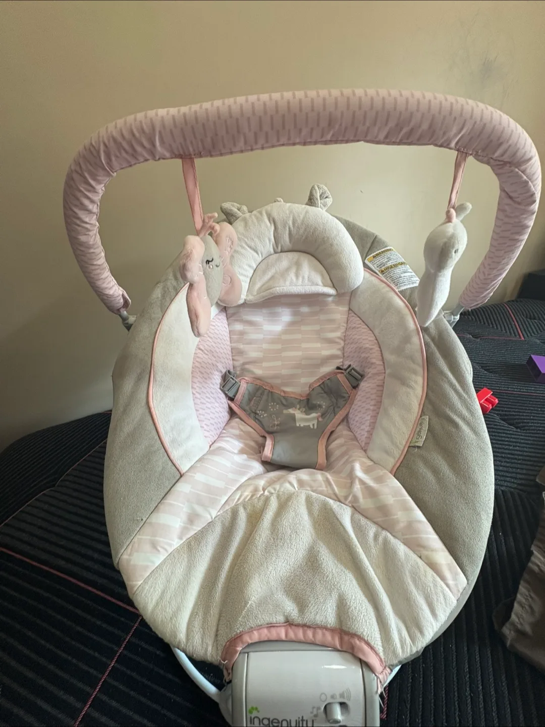 Ingenuity Soothing Baby Bouncer Infant Seat with Vibrations image indicator(9)