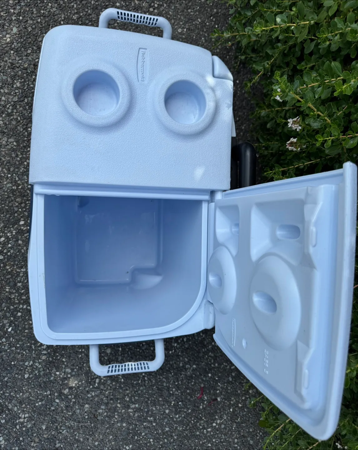 Rubbermaid Rolling Cooler image indicator(3)