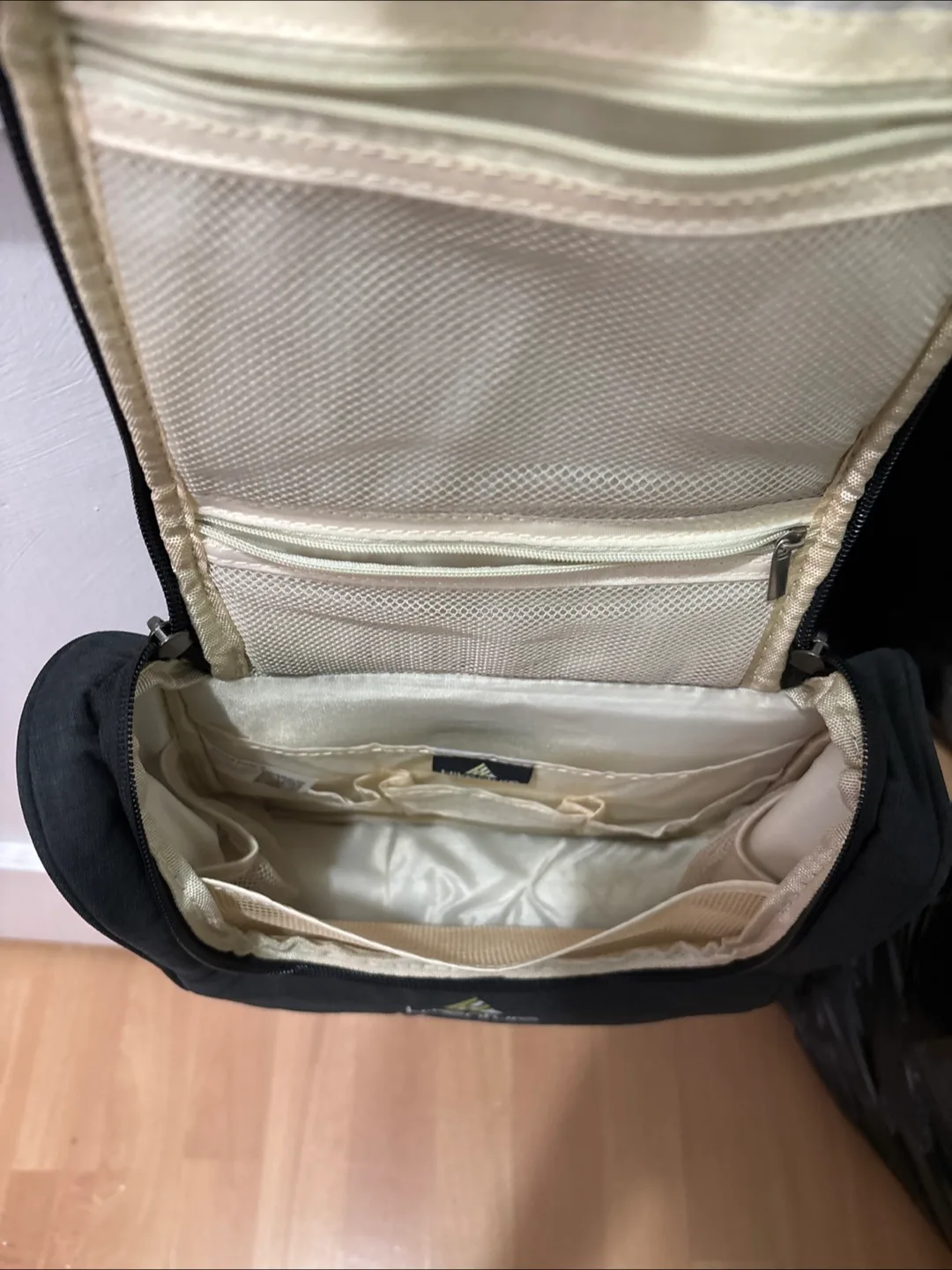 Hanging Travel Cosmetic Bag image indicator(4)