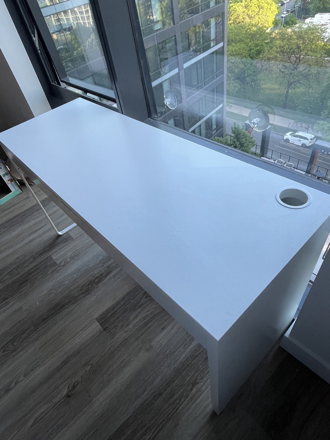 White desk with drawers