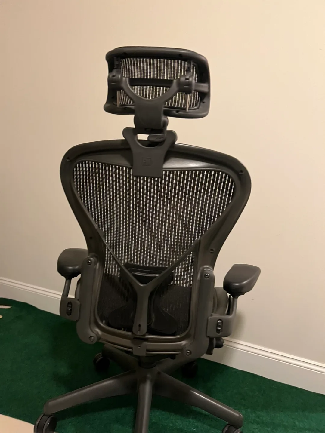 Herman Miller Aeron Office Chair with Headrest image indicator(2)