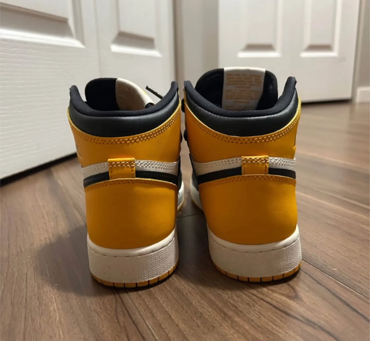 Air Jordan 1 High OG Taxi Youth 5Y image indicator(4)
