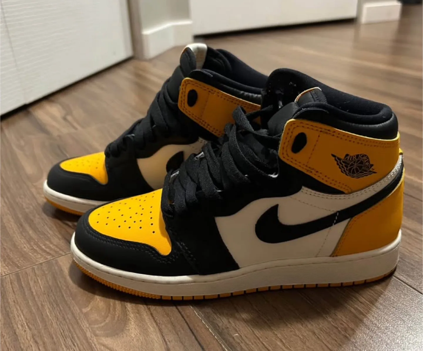 Air Jordan 1 High OG Taxi Youth 5Y image indicator(3)