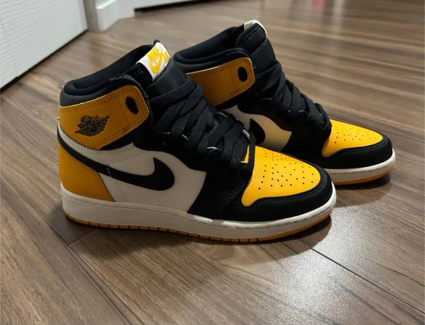 Air Jordan 1 High OG Taxi Youth 5Y image indicator(2)