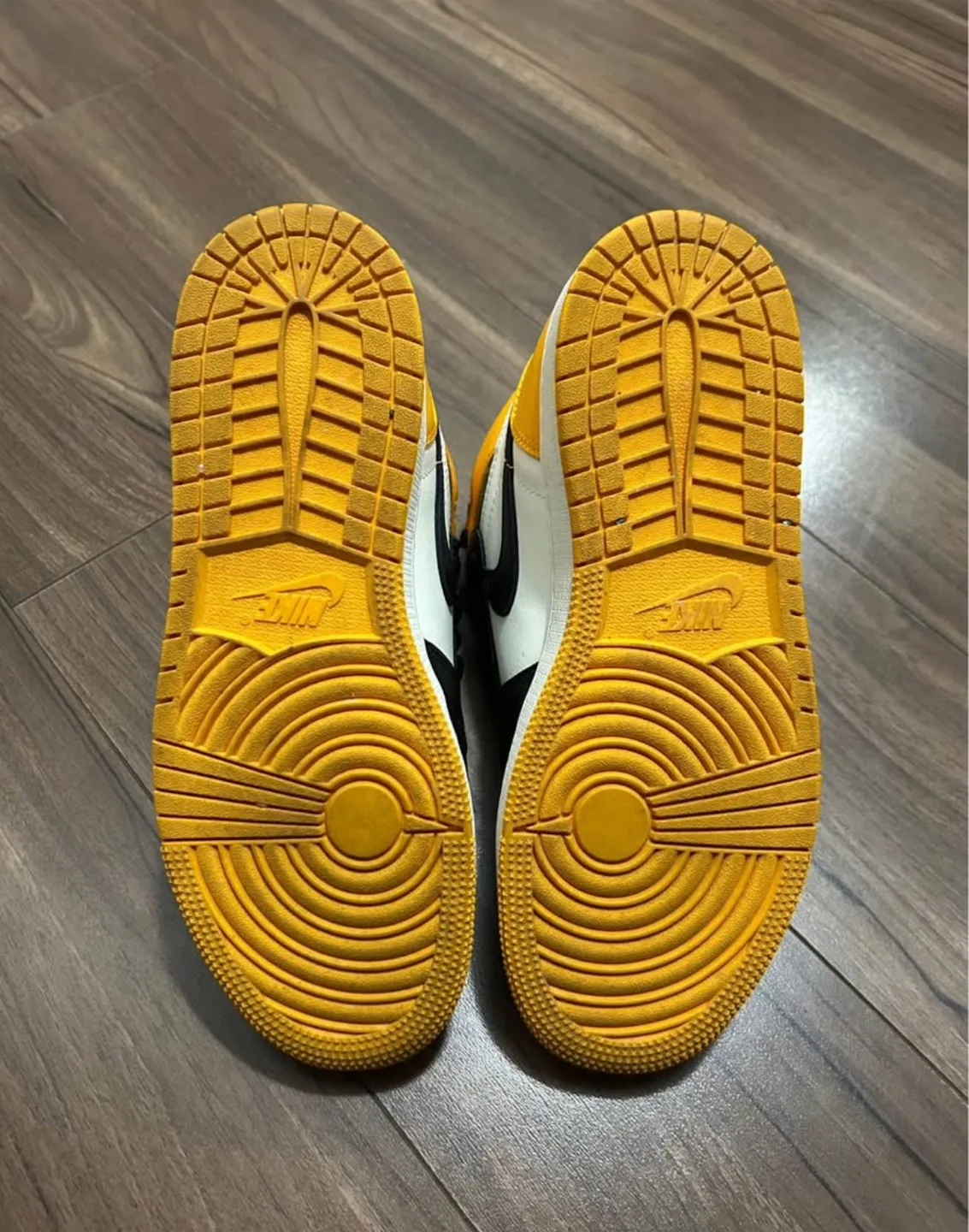 Air Jordan 1 High OG Taxi Youth 5Y image indicator(6)