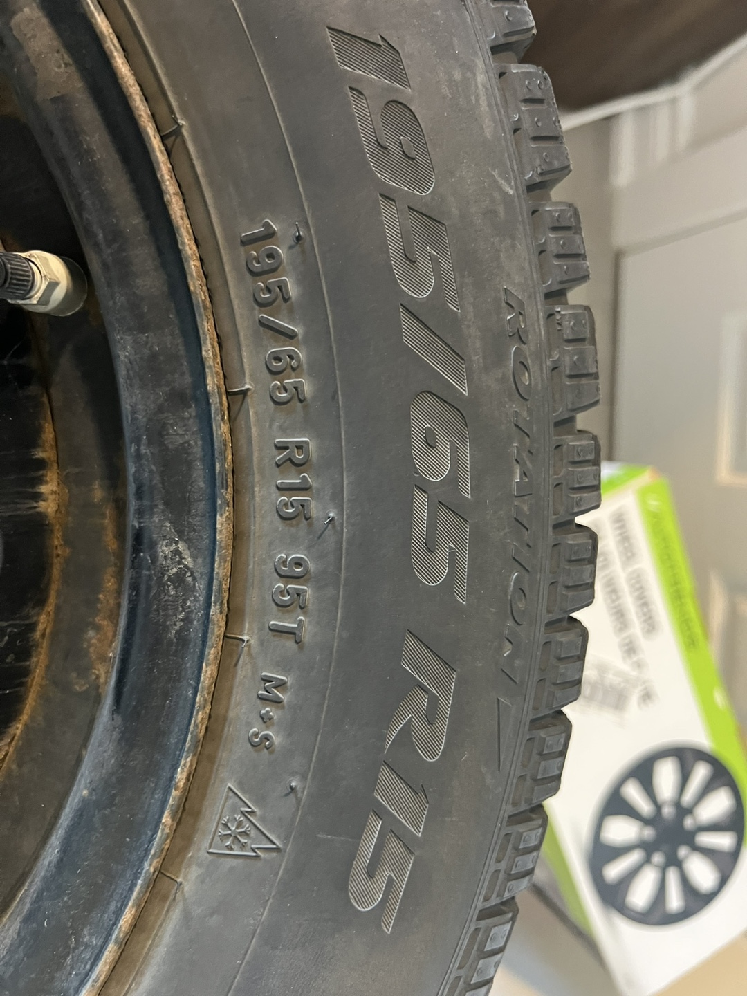 Set of winter tires with wheel covers size 195/R15