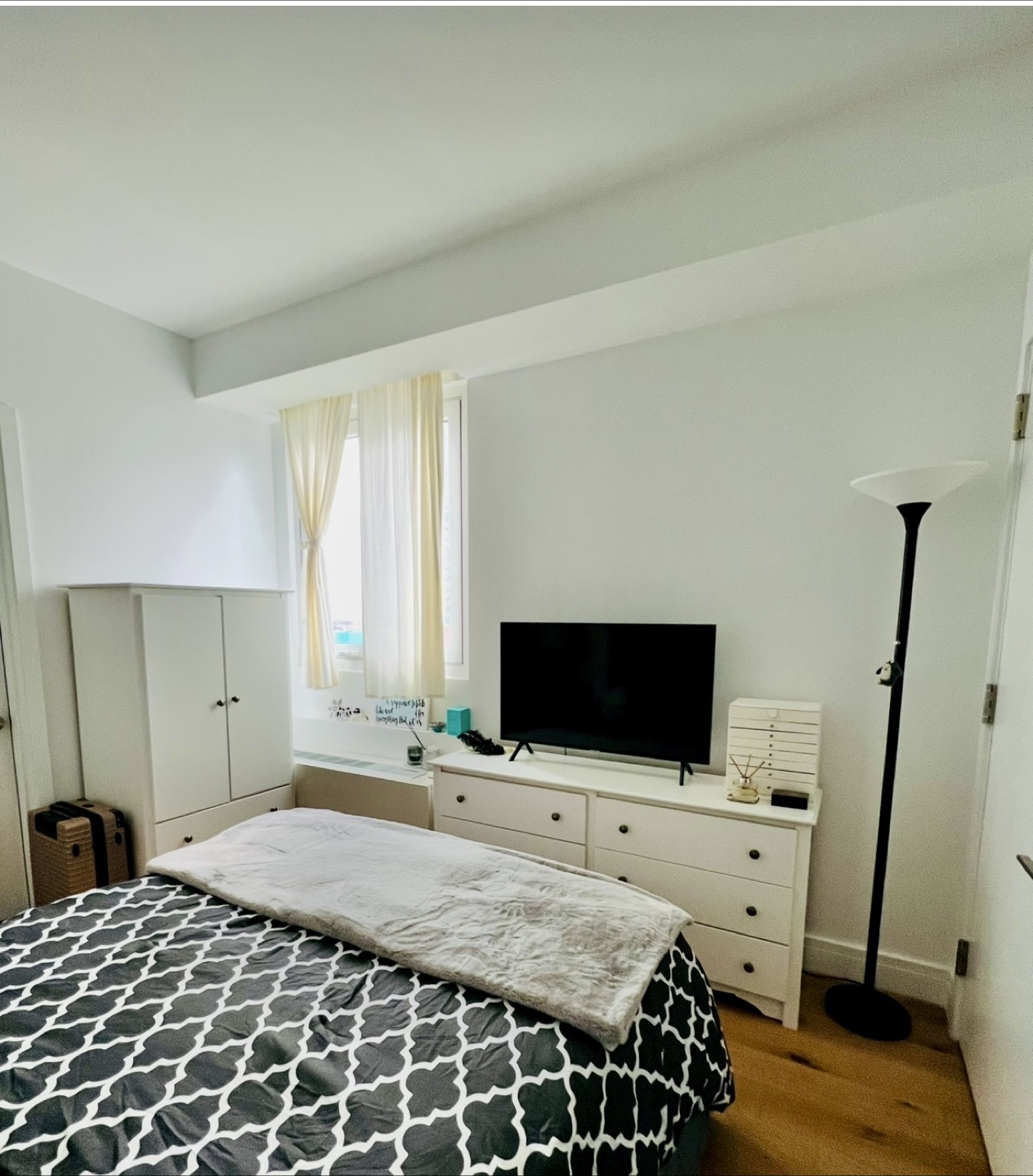 White Six Drawer Dresser
