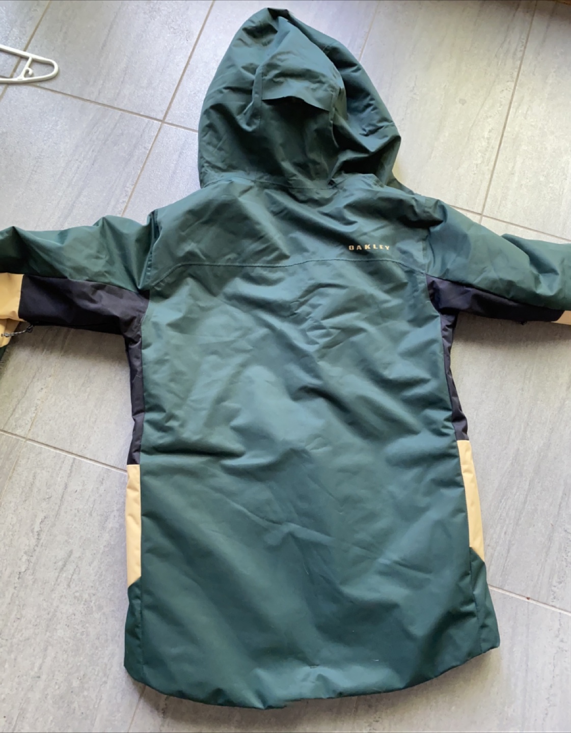 New Oakley snowboarding jacket (women’s med) - photo 4