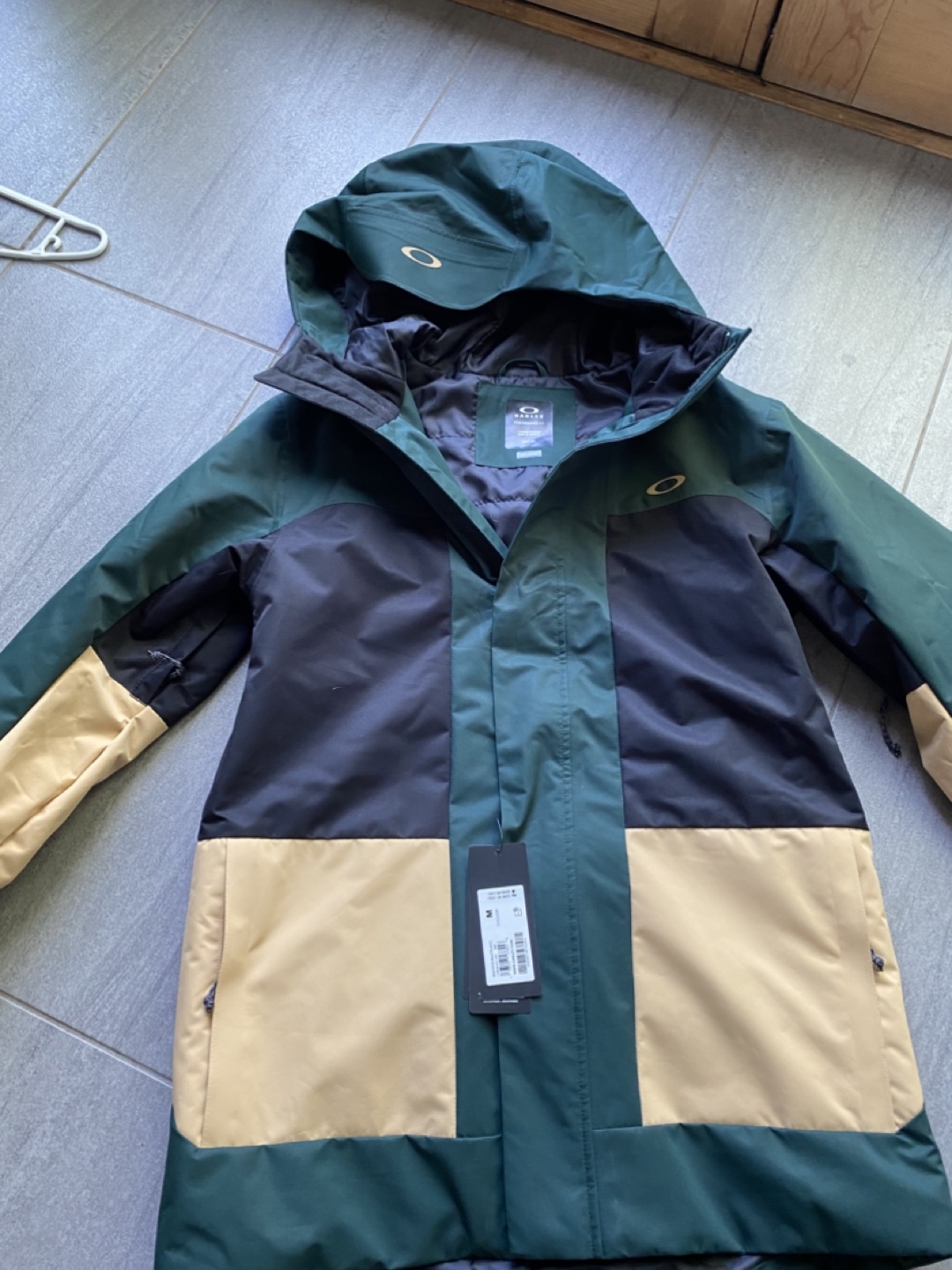 New Oakley snowboarding jacket (women’s med)