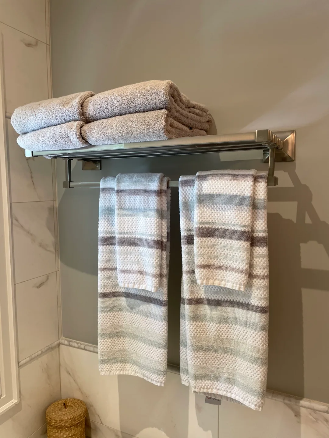 Bathroom Towel Rack thumbnail