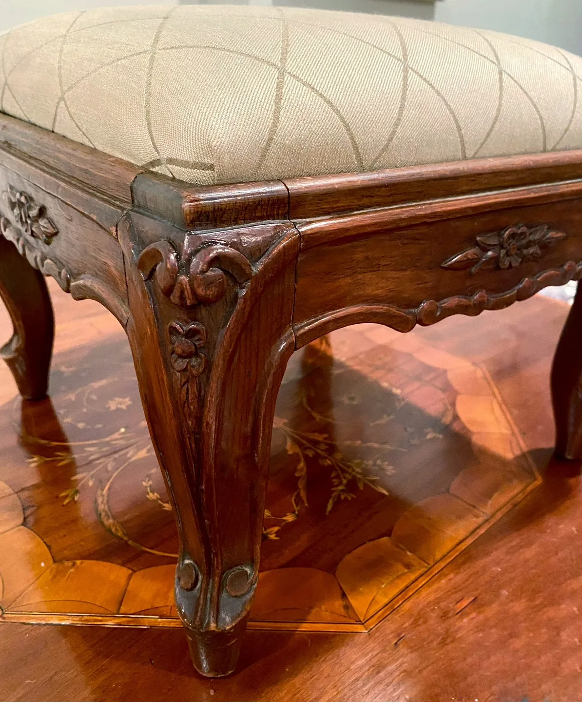 ⭐️Antique solid walnut Victorian hand carved design footstool⭐️ image indicator(5)