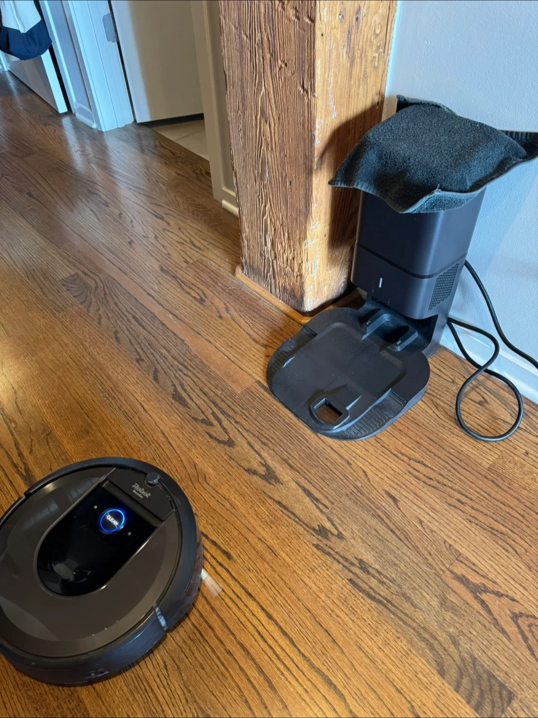 iRobot Roomba i7+ Wi-Fi Vacuum, Automatic Dirt Disposal 🥕💚 image indicator(3)