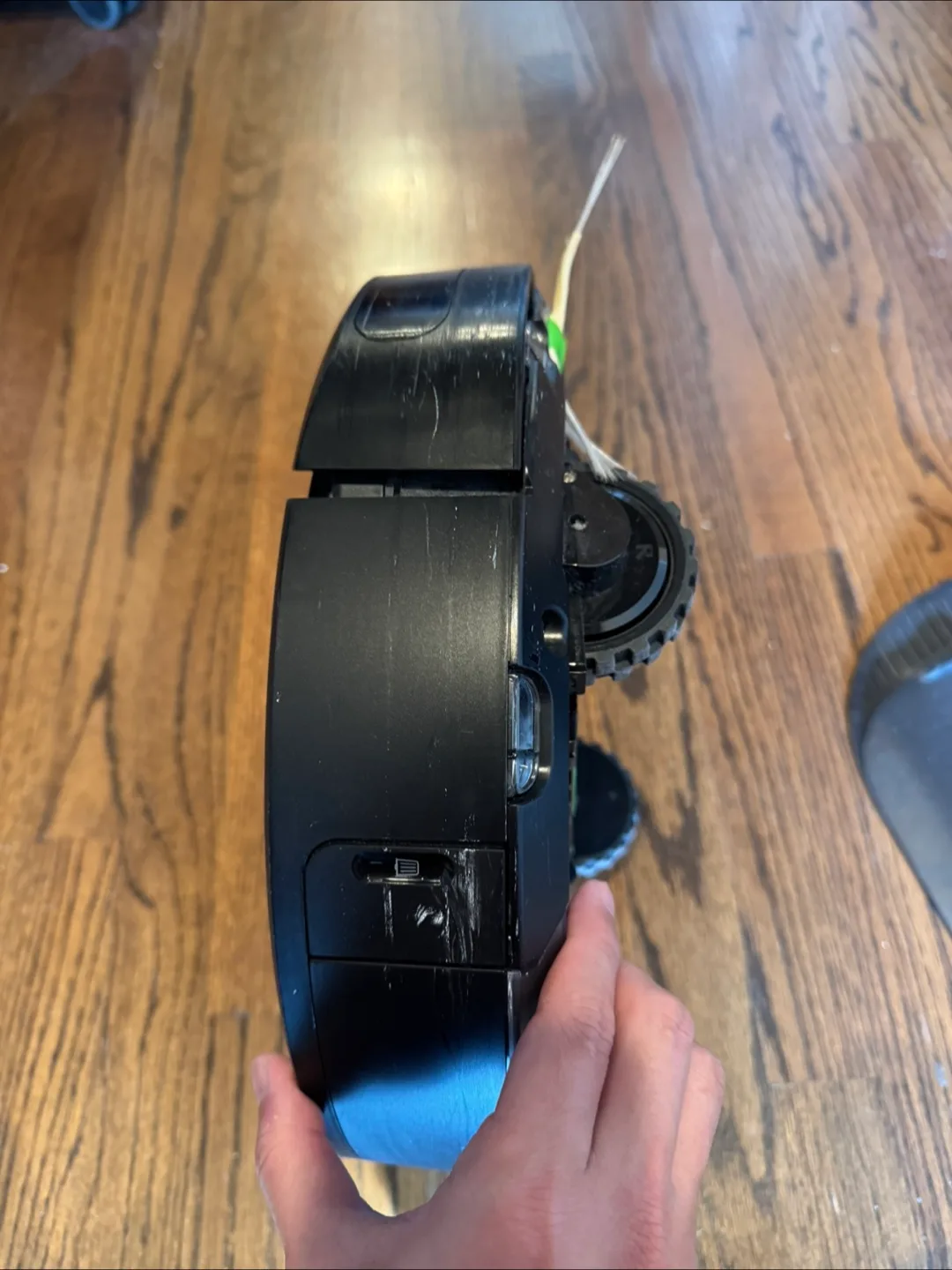 iRobot Roomba i7+ Wi-Fi Vacuum, Automatic Dirt Disposal 🥕💚 image indicator(4)