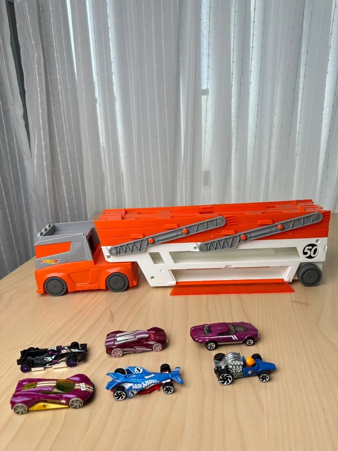 Hot Wheels Hauler and Cars Set image indicator(2)