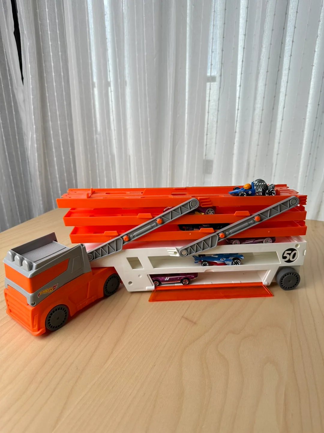 Hot Wheels Hauler and Cars Set image indicator(5)