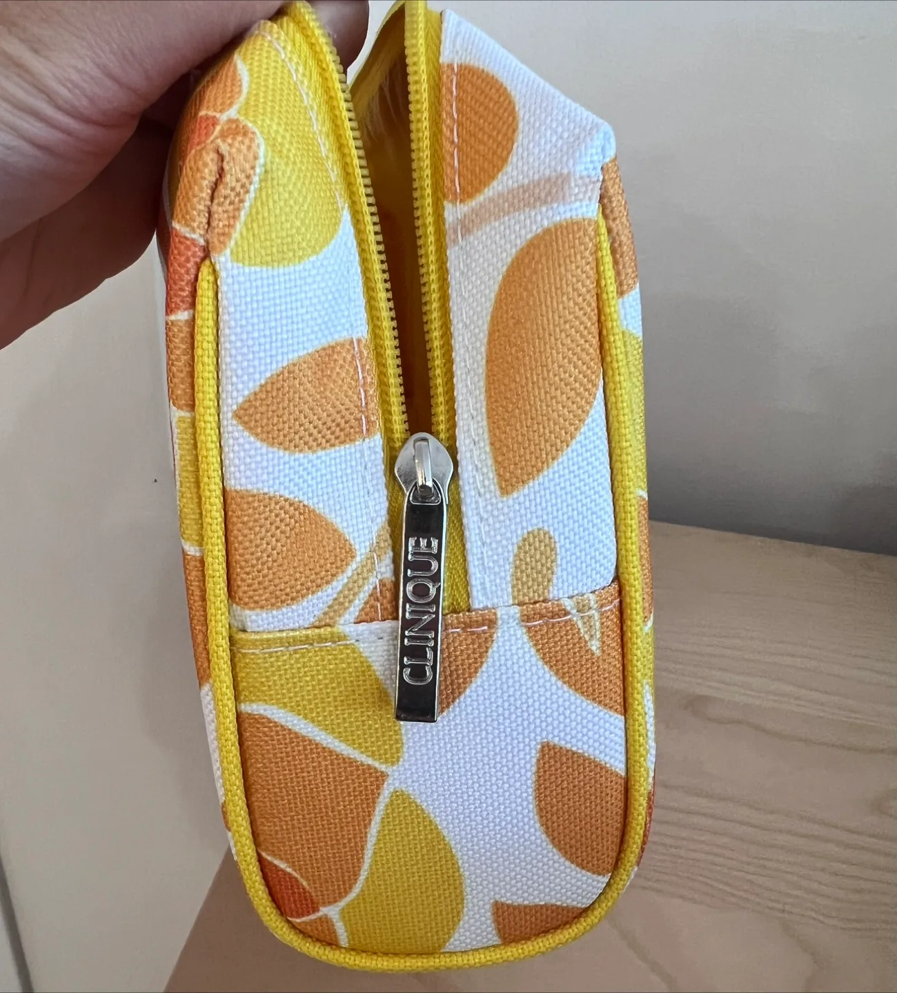 《Brand New》Lancome Eau de Teint and Clinique Makeup Bag image indicator(4)