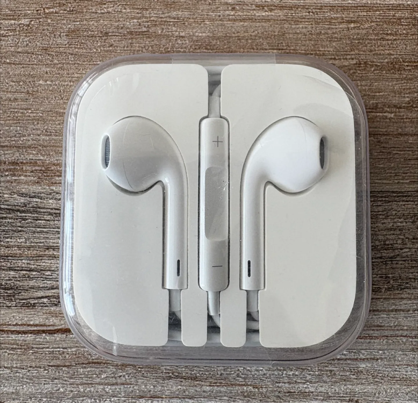 Apple Earphones with Case thumbnail