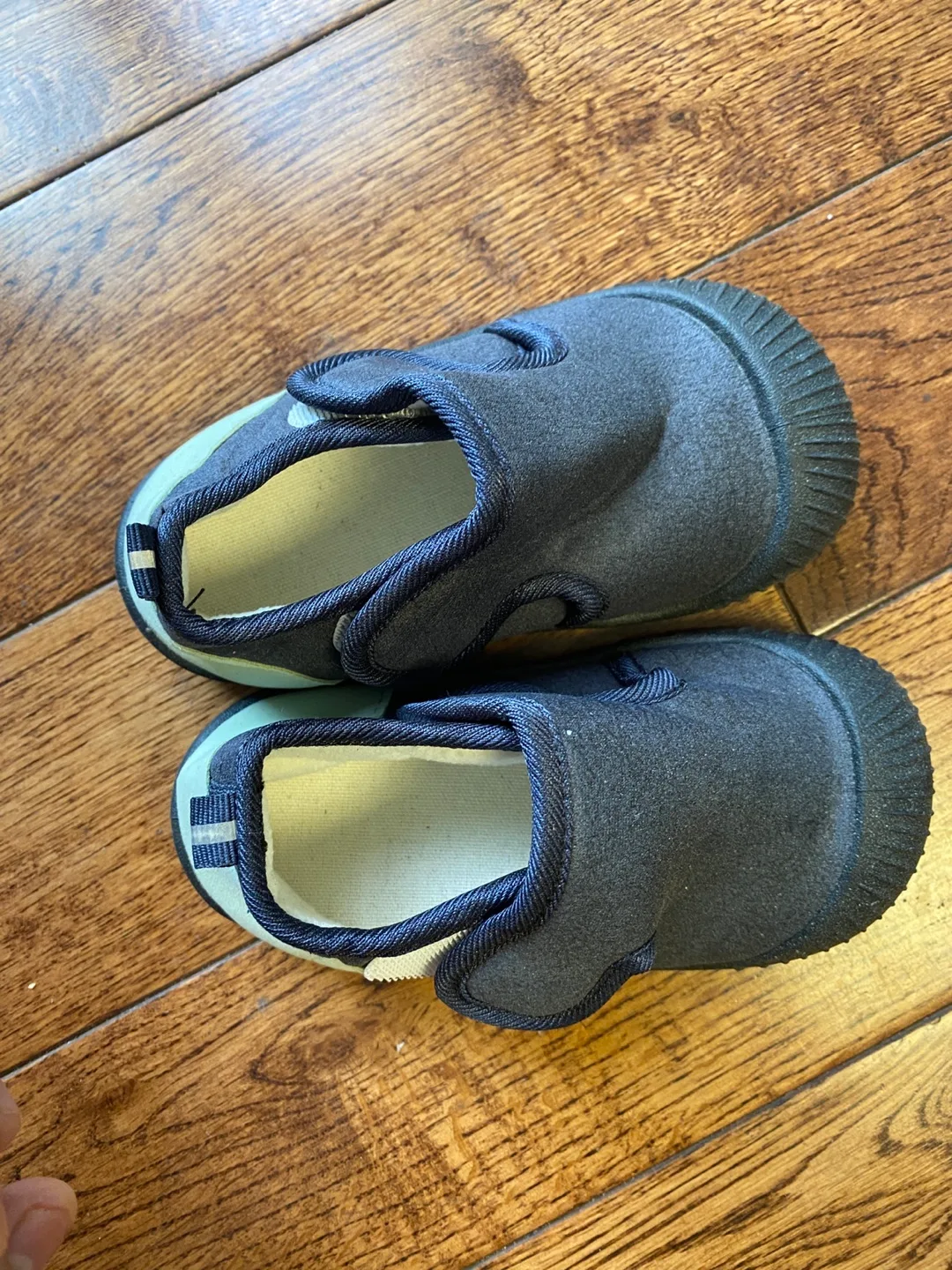 Brand new  Toddler Shoes - Size 21 thumbnail