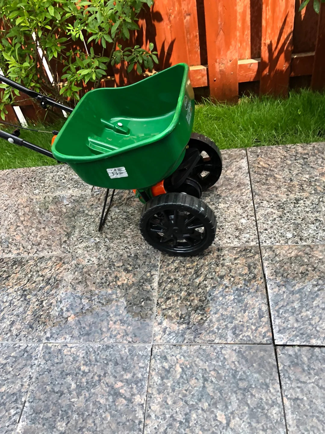 Scotts Turf Builder Edgeguard Mini Spreader image indicator(5)