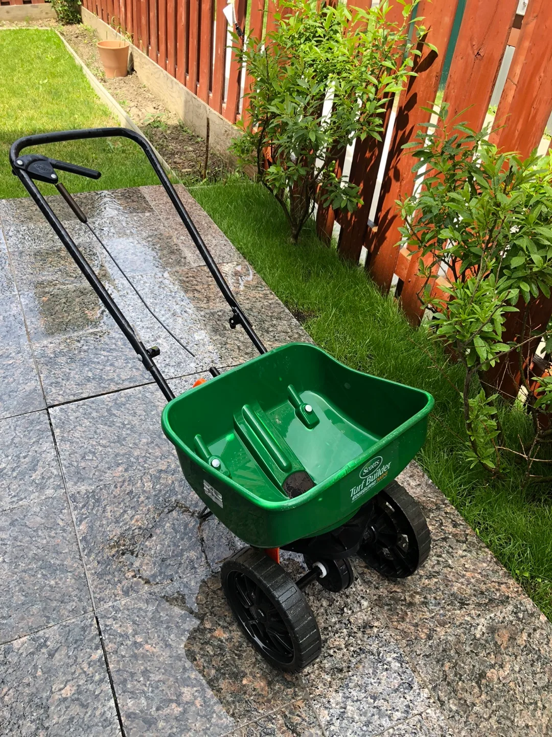 Scotts Turf Builder Edgeguard Mini Spreader image indicator(3)